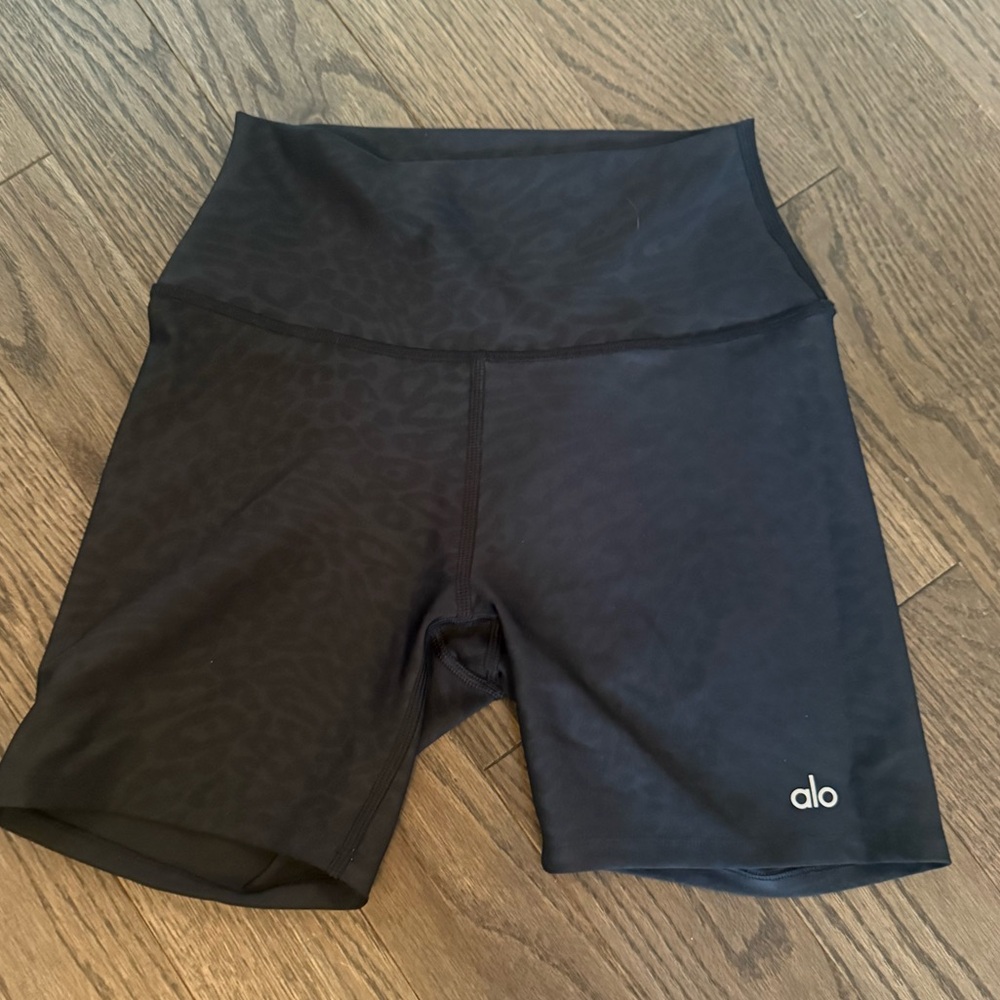 Alo yoga 5" Airlift High-Waist Leopard Debossed Biker Short black xs